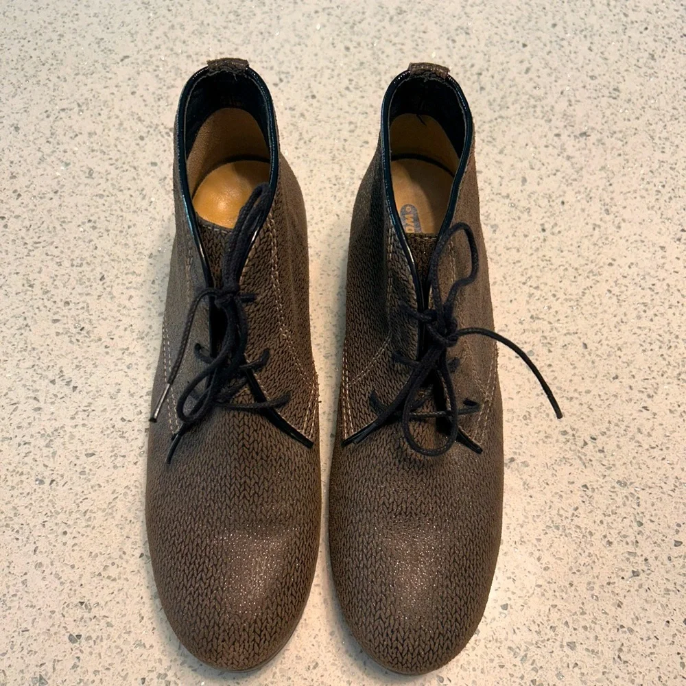 Wolky LIKE NEW Women’s Ankle-high lace-up boot. Reg $200 - Picture 3 of 4